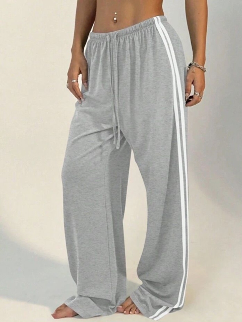 The Roadster Lifestyle Co Women Solid Loose Fit High-Rise Parachute Cargo Trousers