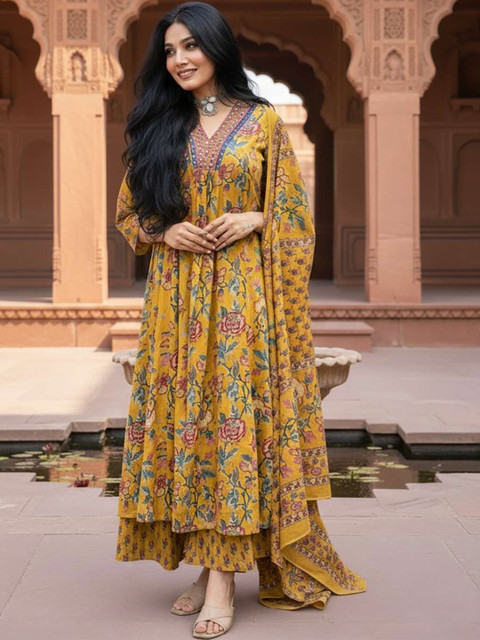 THE FAB FACTORY Women Floral Printed Panelled Thread Work Kurta with Trousers & Dupatta