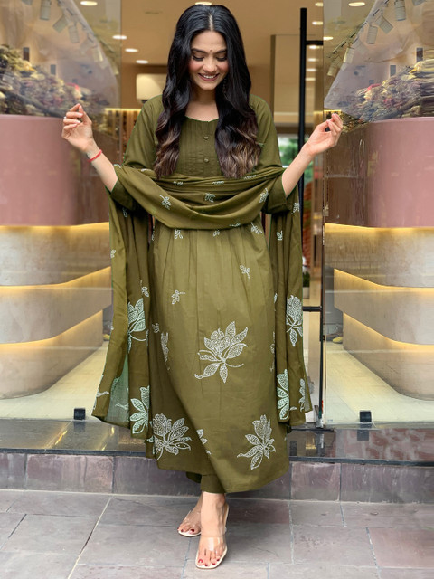 SZN Women Floral Printed Pleated Kurta with Trousers & With Dupatta