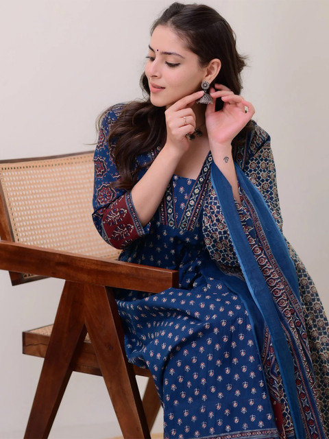 Aaghnya Women Blue Kurta Sets