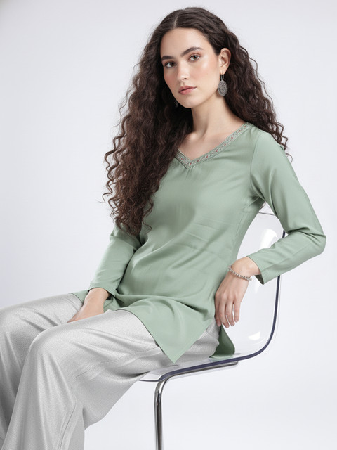 fusion by glitchez V-Neck Thread Work Straight Kurti