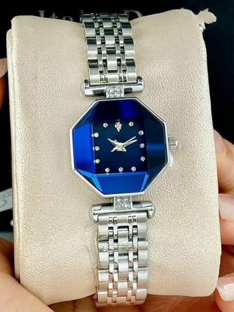 LAKSH Unisex Dial & Stainless Steel Straps Analogue Watch Angle silverWS