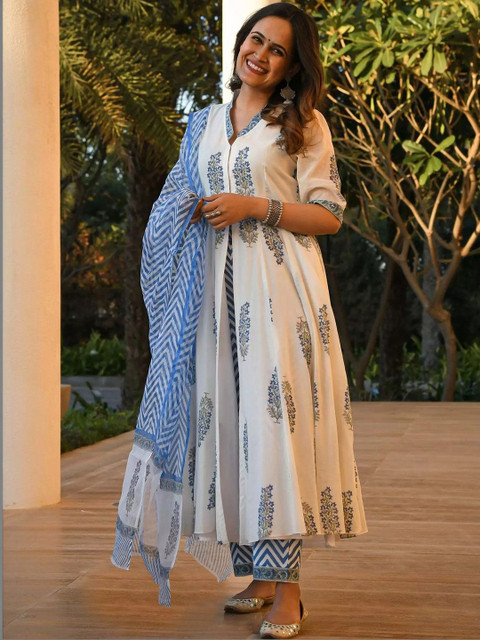 arangya Women Floral Printed Panelled Kurta with Trousers & With Dupatta