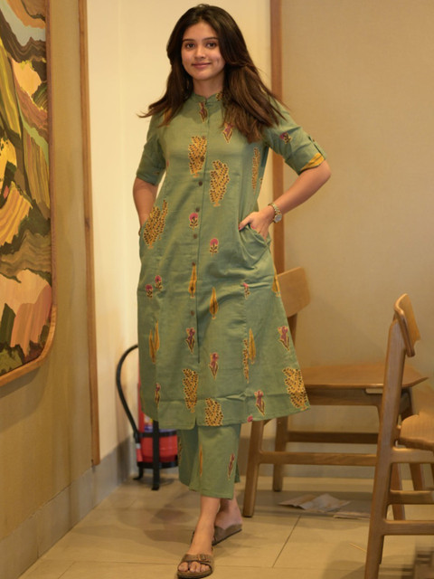 YAGNIK FASHION Women Floral Printed Roll-Up Sleeves Straight Kurta With Trouser