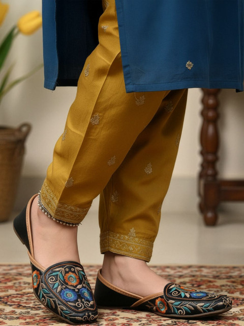 Anouk Women Embroidered Ethnic Mojaris