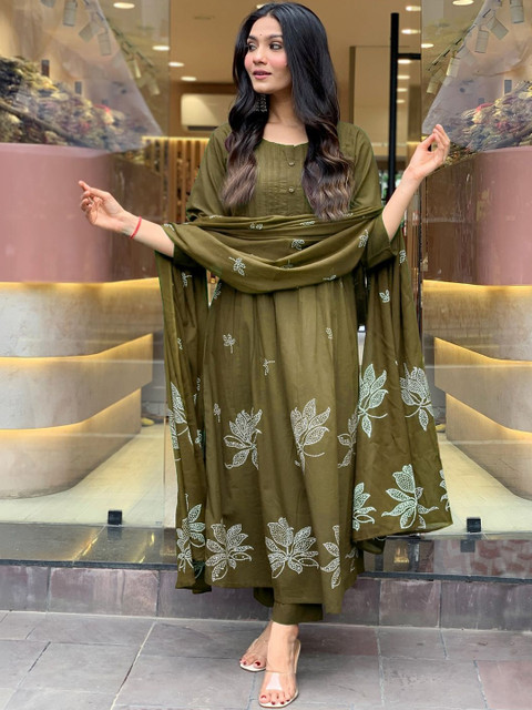 Aaghnya Women Floral Printed Pleated Kurta with Trousers & With Dupatta