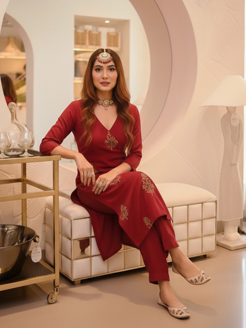 Aaghnya Ethnic Motifs Printed V-Neck Kurta With Trousers