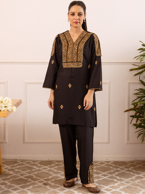 Nehamta Floral Embroidered V-Neck Flared Sleeves Tunic With Trousers