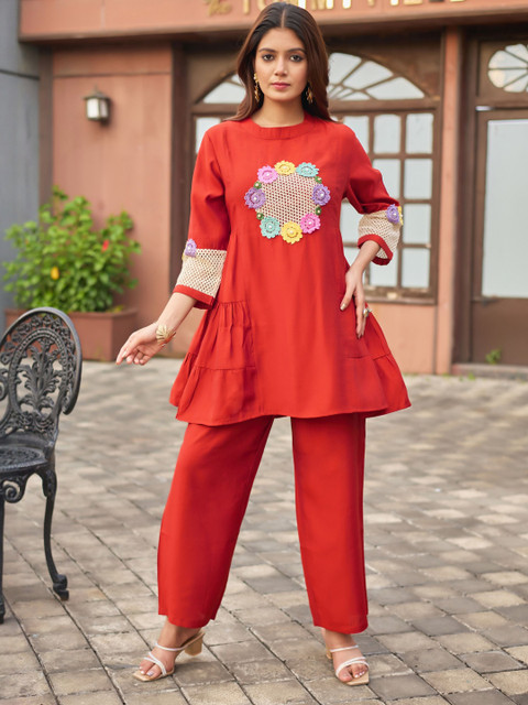 Sia Ab Pehnegi Duniya Floral Embroidered Round Neck Thread Work Kurta & Trousers Co-Ords