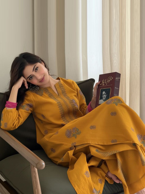 Aaghnya Floral Printed V-Neck Three-Quarter Sleeves Straight Kurta With Palazzos