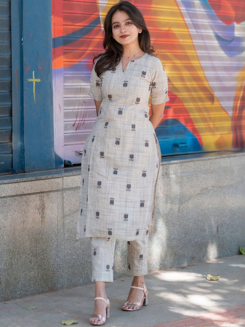 YAGNIK FASHION Ethnic Motifs Printed Notch Neck Straight Kurta With Trousers