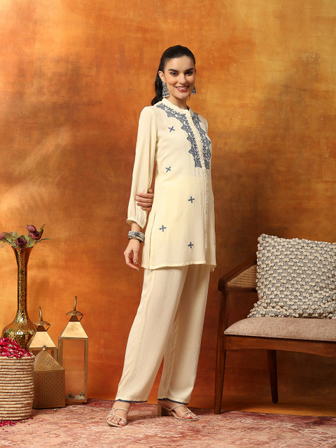 Nayam By Lakshita Floral Embroidered Thread Work Straight Kurta With Trousers - Image 5