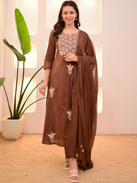 Light Daisy Ethnic Motifs Embroidered Thread Work Kurta with Trousers & Dupatta