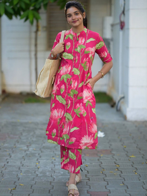 Vishishtah Women Floral Printed Straight Kurta with Trousers