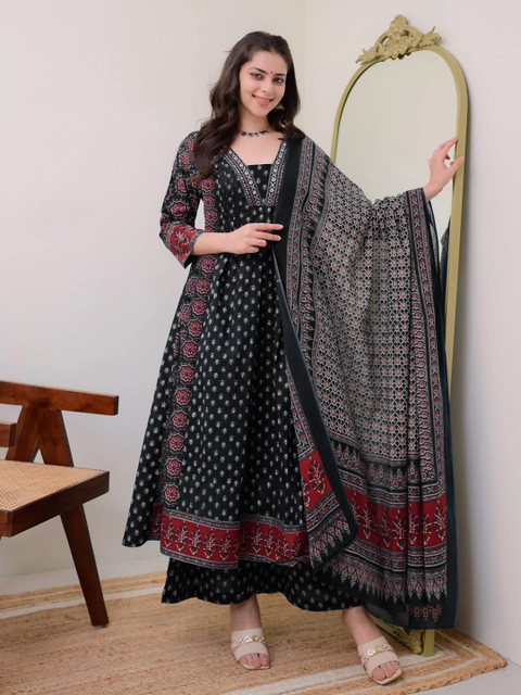 Aaghnya Women Black Viscose Rayon Kurta Sets