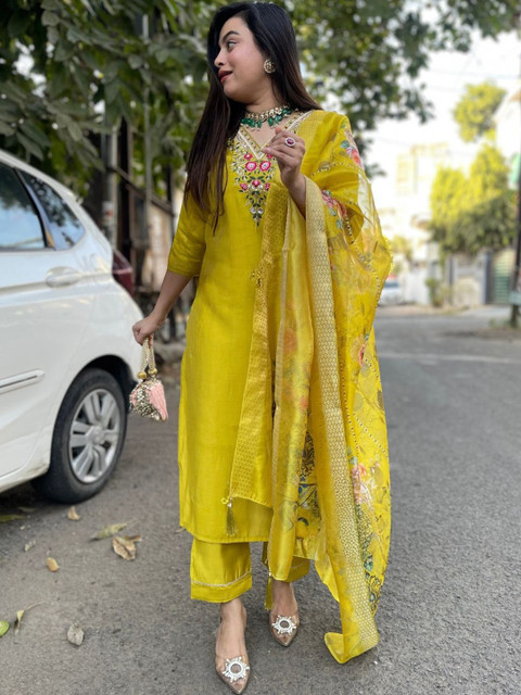 J.KANJI Women Floral Embroidered Kurta with Trousers & Dupatta