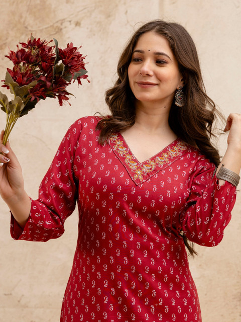 SURHI Women Floral Embroidered Thread Work Floral Kurta