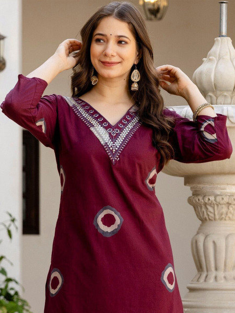SURHI Geometric Printed V-Neck Straight Kurta