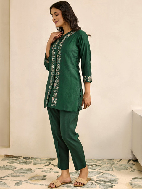 WOMEN PLUS Floral Embroidered Mandarin Collar Neck Tunic With Trousers Co-Ords Set - Image 4