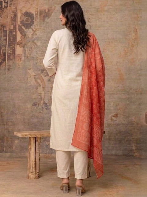 House of Pataudi Embroidered Khadi Cotton Notched Neck Kurta & Trousers With Dupatta - Image 4