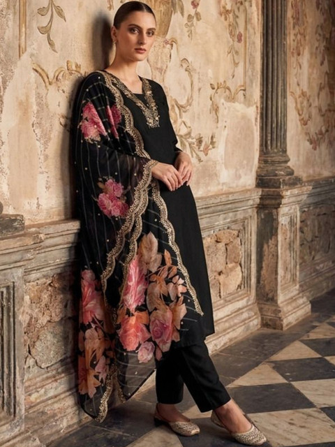 NAVYAAZRI Women Floral Regular Gotta Patti Kurta with Trousers & With Dupatta - Image 5