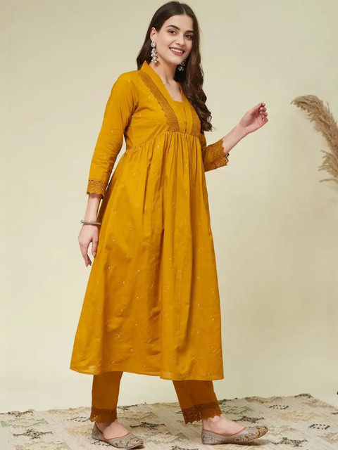 Moda Rapido Women Ethnic Motifs Embroidered Empire Thread Work Pure Cotton Kurta with Trousers
