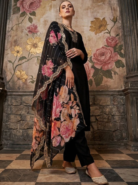 NAVYAAZRI Women Floral Regular Gotta Patti Kurta with Trousers & With Dupatta - Image 7