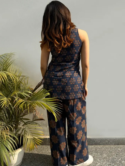 TWINS LADY Printed Top with Palazzos - Image 4
