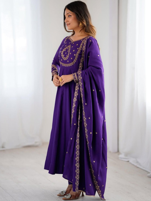 Brand Hill Women Ethnic Motifs Embroidered Panelled Thread Work Chanderi Silk Kurta with Trousers & With - Image 5