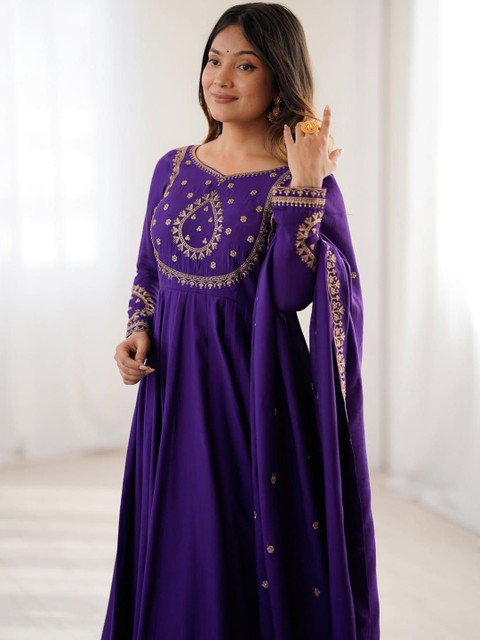 Brand Hill Women Ethnic Motifs Embroidered Panelled Thread Work Chanderi Silk Kurta with Trousers & With - Image 4