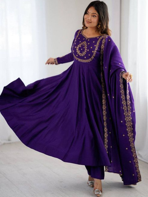 Brand Hill Women Ethnic Motifs Embroidered Panelled Thread Work Chanderi Silk Kurta with Trousers & With - Image 3