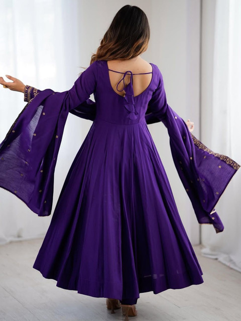 Brand Hill Women Ethnic Motifs Embroidered Panelled Thread Work Chanderi Silk Kurta with Trousers & With - Image 6