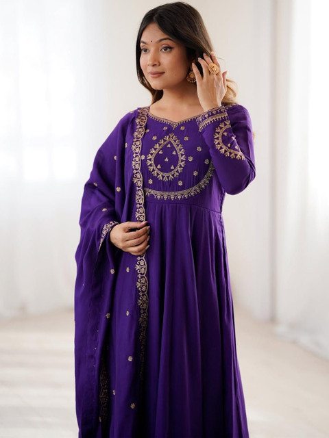 Brand Hill Women Ethnic Motifs Embroidered Panelled Thread Work Chanderi Silk Kurta with Trousers & With - Image 7