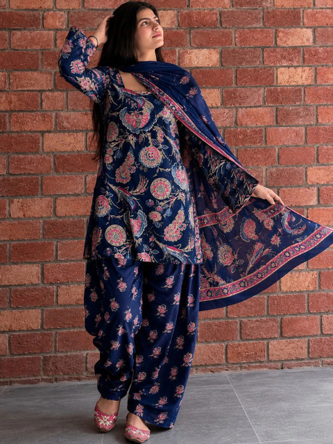 GoSriKi Women Floral Printed Regular Kurta with Patiala & With Dupatta