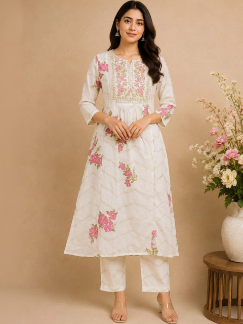 Araaha Women Floral Embroidered Thread Work Floral Kurta