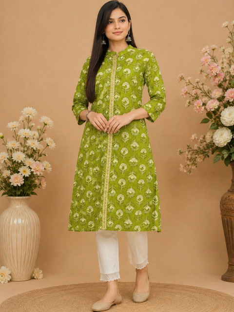 Araaha Women Floral Printed Thread Work Kurta