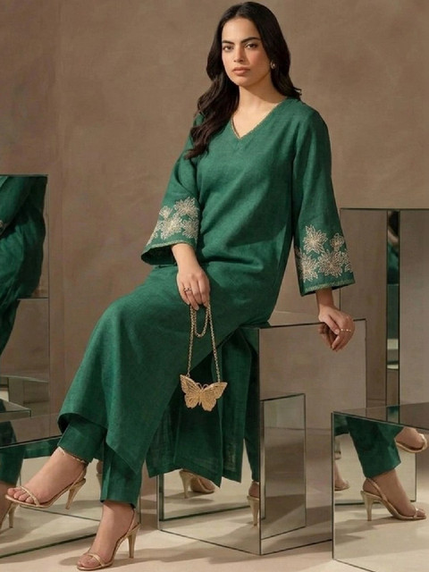 Varanga Thread Embroidered Formal Kurta with Trousers - Image 4