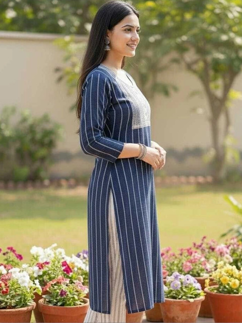 Sypher Boutique Women Striped Dobby Handloom Kurta - Image 3