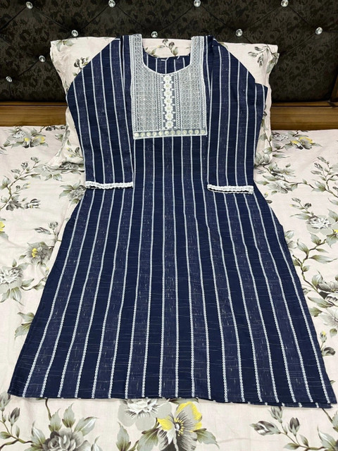 Sypher Boutique Women Striped Dobby Handloom Kurta - Image 4