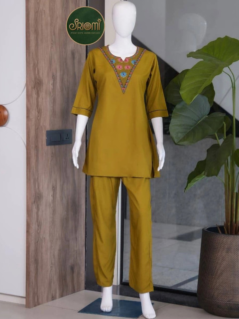 SRIOMI Women Ethnic Motifs Embroidered Regular Thread Work Linen Kurta with Trousers - Image 6