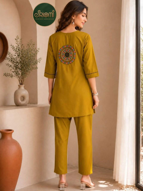 SRIOMI Women Ethnic Motifs Embroidered Regular Thread Work Linen Kurta with Trousers - Image 3