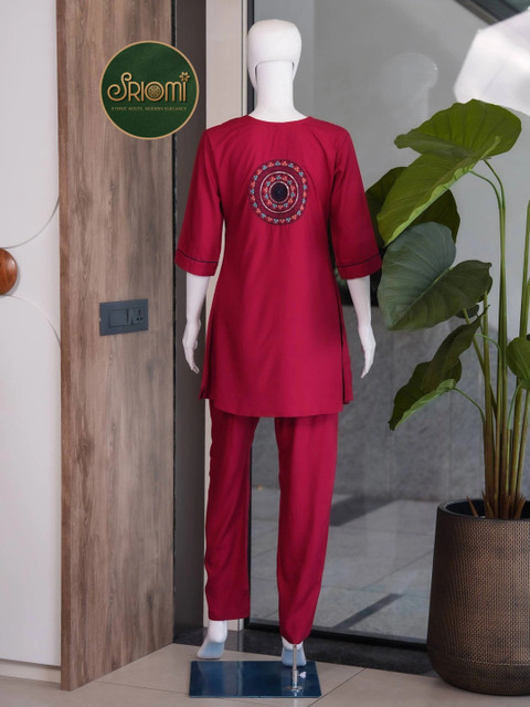 SRIOMI Embroidered Round Neck Kurta With Trousers - Image 5