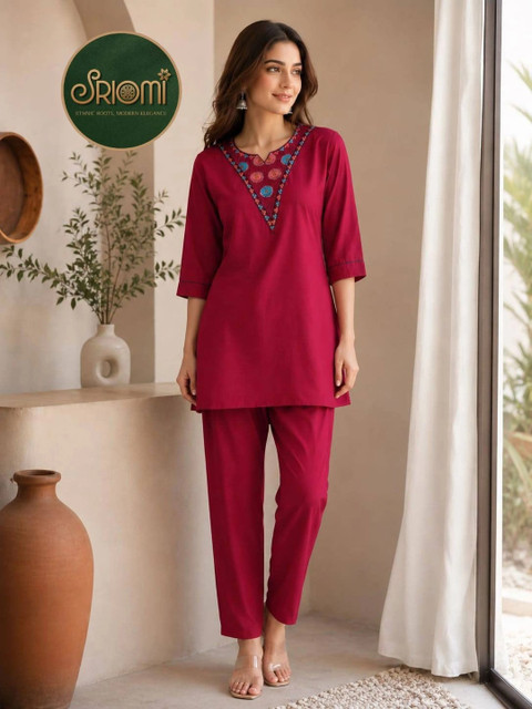 SRIOMI Embroidered Round Neck Kurta With Trousers