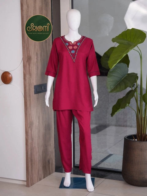 SRIOMI Embroidered Round Neck Kurta With Trousers - Image 7