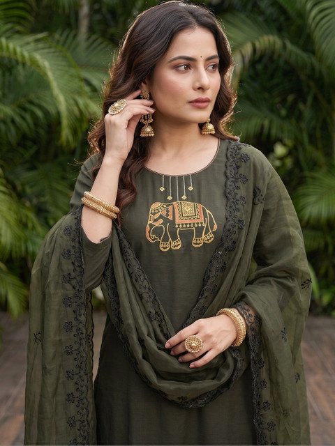 SHRI VANYA CREATION Women Ethnic Motifs Embroidered Regular Thread Work Kurta with Trousers & With Dupatta - Image 4