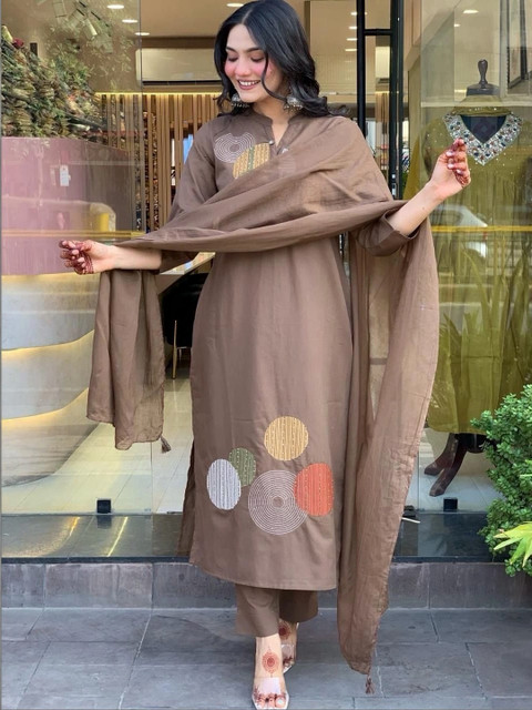 Komurr Women Embroidered Regular Thread Work Kurta with Trousers & With Dupatta
