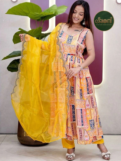 SRIOMI Women Ethnic Motifs Printed Regular Gotta Patti Linen Kurta with Trousers - Image 3