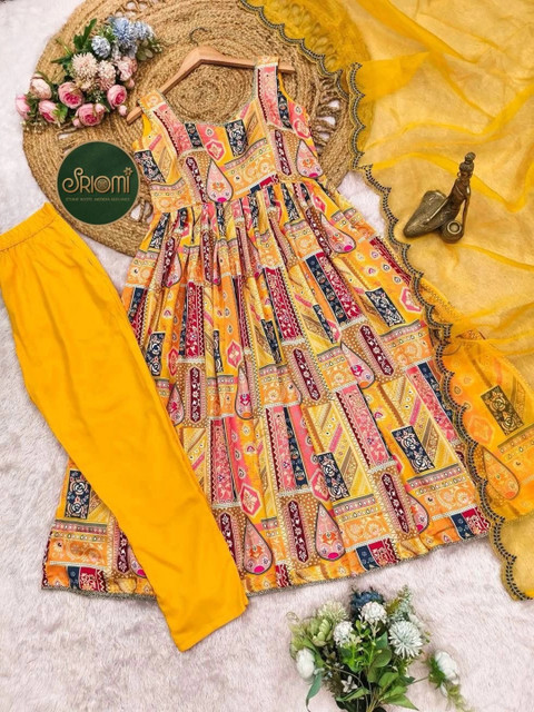 SRIOMI Women Ethnic Motifs Printed Regular Gotta Patti Linen Kurta with Trousers - Image 5