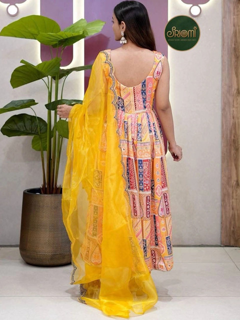 SRIOMI Women Ethnic Motifs Printed Regular Gotta Patti Linen Kurta with Trousers - Image 6