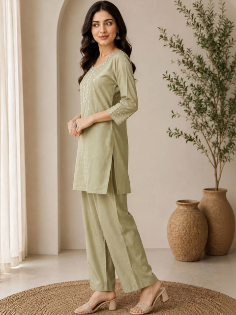 Glomee Chanderi Embroidered Tunic with Trousers - Image 5